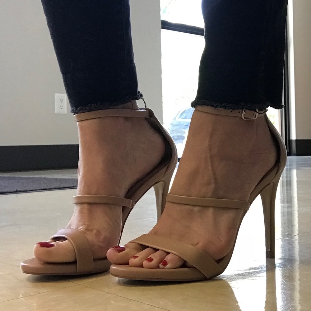 Steve Madden Strappy Nude Sandals Sz 7